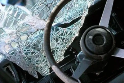 Bakıda maşın avtobus dayanacağına çırpıldı, sürücü öldü