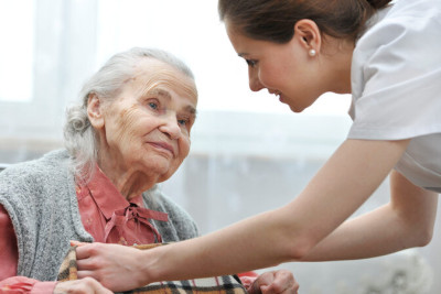 Bakıda dayə qulluq etdiyi 85 yaşlı qadını döydü
