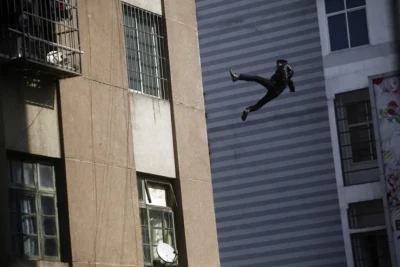 Bakıda DƏHŞƏT: Kişi binadan yıxılıb öldü