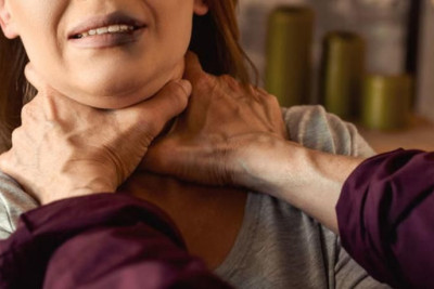 Xəyanətdən şübhələnmişdi, yataq otağında əmin oldu, boğub öldürdü