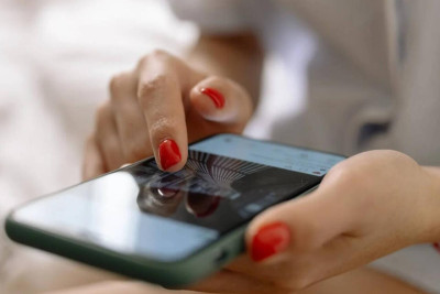 Mobil telefonu olan qadınların sayı KƏSKİN ARTIB