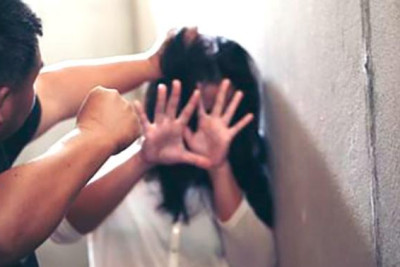 Keçmiş arvadının saçından tutub yerə yıxdı, Bakıdan çıxmasına qadağa qoyuldu