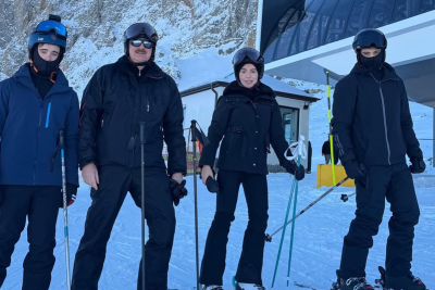 Prezident nəvələri ilə Şahdağda xizək sürdü