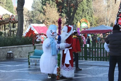 Yeni il gecəsi Fəvvarələr meydanında söyüş QALMAQALI