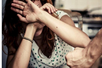 Sevgilisi qadını qızının gözü önündə döydü - BAĞIŞLANDI