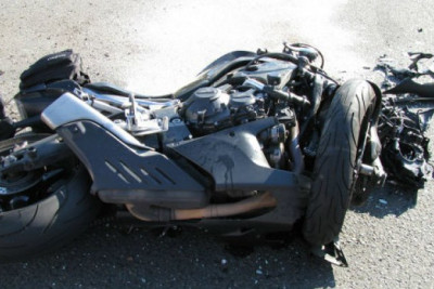 Bakıda avtomobil motosikletlə toqquşdu - Ölən var