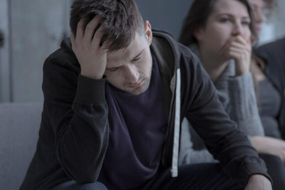 Satıcıya banan yeməyi təklif etdi - Həbs olundu