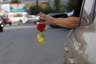 Avtomobildən küçəyə zibil atan sürücü həbs edildi