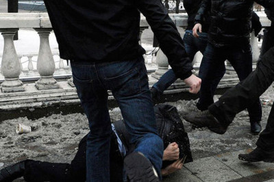 Bakıda gənc oğlan dava zamanı bıçaqlanıb