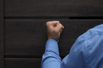 Tanımadığı evin qapısını döydü: Həbs edildi