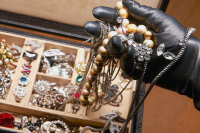 Bakıda mənzildən 30 min manatlıq qızıl oğurlandı