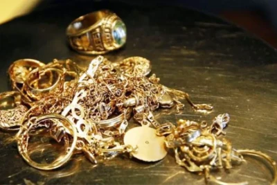 Bakıda QƏRİBƏ OLAY: Rəfiqəsi ilə nahar edəndən sonra qızıllarını oğurladı