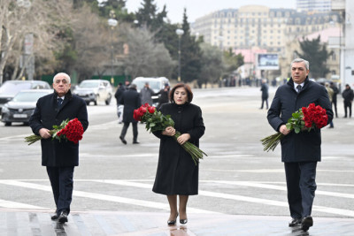 Dövlət və hökumət rəsmiləri "Ana harayı" abidəsini ziyarət ediblər