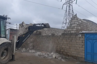 Buzovnada qanunsuz tikili söküldü