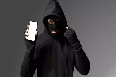 İşdən çıxarıldı, telefon oğurladığı üçün TUTULDU