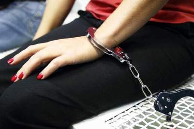 Sosial şəbəkədə çılpaq videolar yayan qadınlar həbs olundu