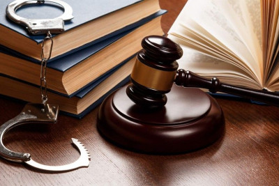 Fincanla mağaza sahibinin başını əzdi