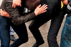 Həyətdə maşın saxlamaq üstündə qonşularından birini baltaladı, digərini...