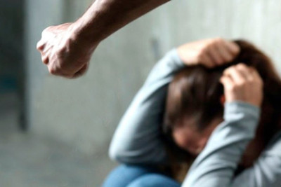 Ata paltaryuyana görə qızına kəllə atdı - Bakıda