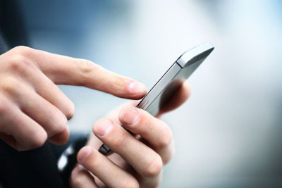 Küçədə kişini döyüb telefonunu əlindən aldı