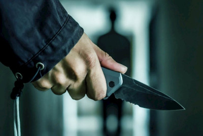 Anasını kürəyindən bıçaqladı: "Bayrama görə 100 manat pul verəcəkdi, vermədi"