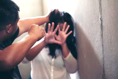 Ailədə xəstə uşaq üstündə DAVA: Ər arvadını döydü