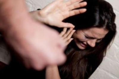 Körpə qızına əsəbiləşib hirsini arvadından çıxdı