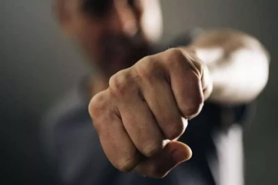 Bakıda müdir maaşını istəyən işçisini döydü