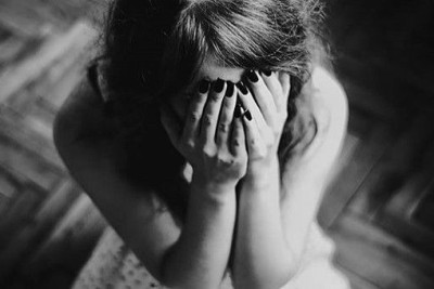 Kişi ona "niyə işləmirsən" deyən sevgilisini döydü