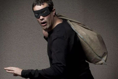 "Crescent Mall"un vitrinini taladı - HƏBS EDİLMƏDİ