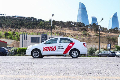 "Yango" taksisi "Hyundai" ilə toqquşdu, tıxac yarandı