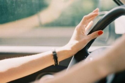 Abşeronda sərxoş qadın sevgilisinin avtomobilini qaçırıb qəza törətdi