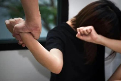 Kişi ondan borcunu tələb edən keçmiş sevgilisini döydü