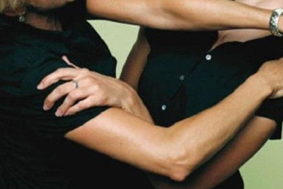 Qadın ondan borcunu tələb edən qonşusunun burnunu sındırdı