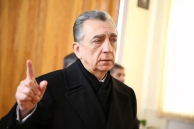 Eldar Əzizov rəisi işdən çıxardı