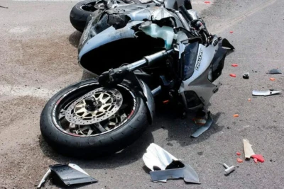 Bakıda motosiklet yerüstü piyada keçidinə çırpıldı, sürücü öldü