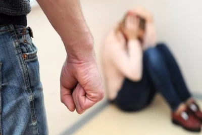 Bakıda kişi telefona görə sevgilisini vəhşicəsinə döydü