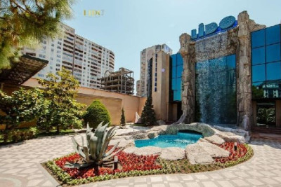 Qadın restoranda qəfil vəfat etdi