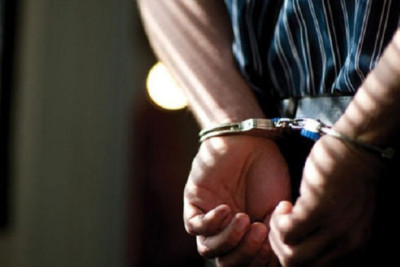 Siqaret çəkənlərdən pul tələb edən saxta polis həbs edildi