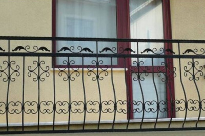 Başı dəmir barmaqlıqlar arasında qalan azyaşlı öldü