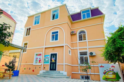 "Uşağın bədəni göyərib, pampersi 7 saat dəyişdirilməyib" - Bakıdakı bağça ilə bağlı İDDİA