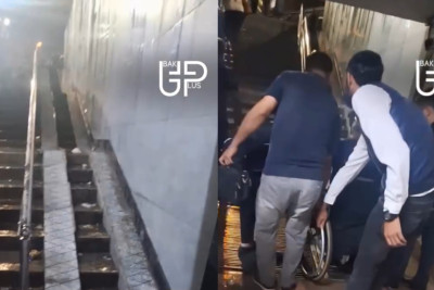 Əlil arabasında olan şəxsə ətrafdakılar kömək etdi - Pandus yararsız vəziyyətdə