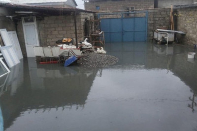 Bakıda yağışdan sonra su basan ev QARƏT OLUNDU