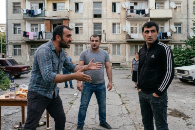 Bakıda qonşular içki içib 30 manata görə dalaşdılar