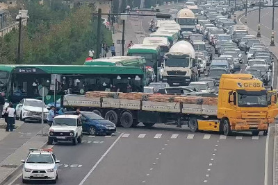 Bakıda yük maşını yolda xarab oldu - Əsas prospektlərdən birini bağladı