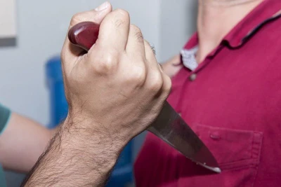 Abşeronda dava: usta ev sahibini bıçaqladı