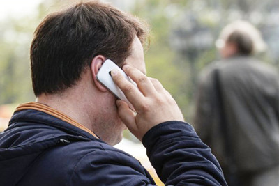 Telefonda yüksək səslə danışdı, ona baxan şəxsi döydü